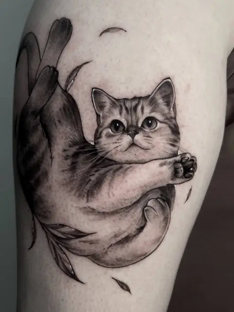 Котёнок, реализм на бедре
